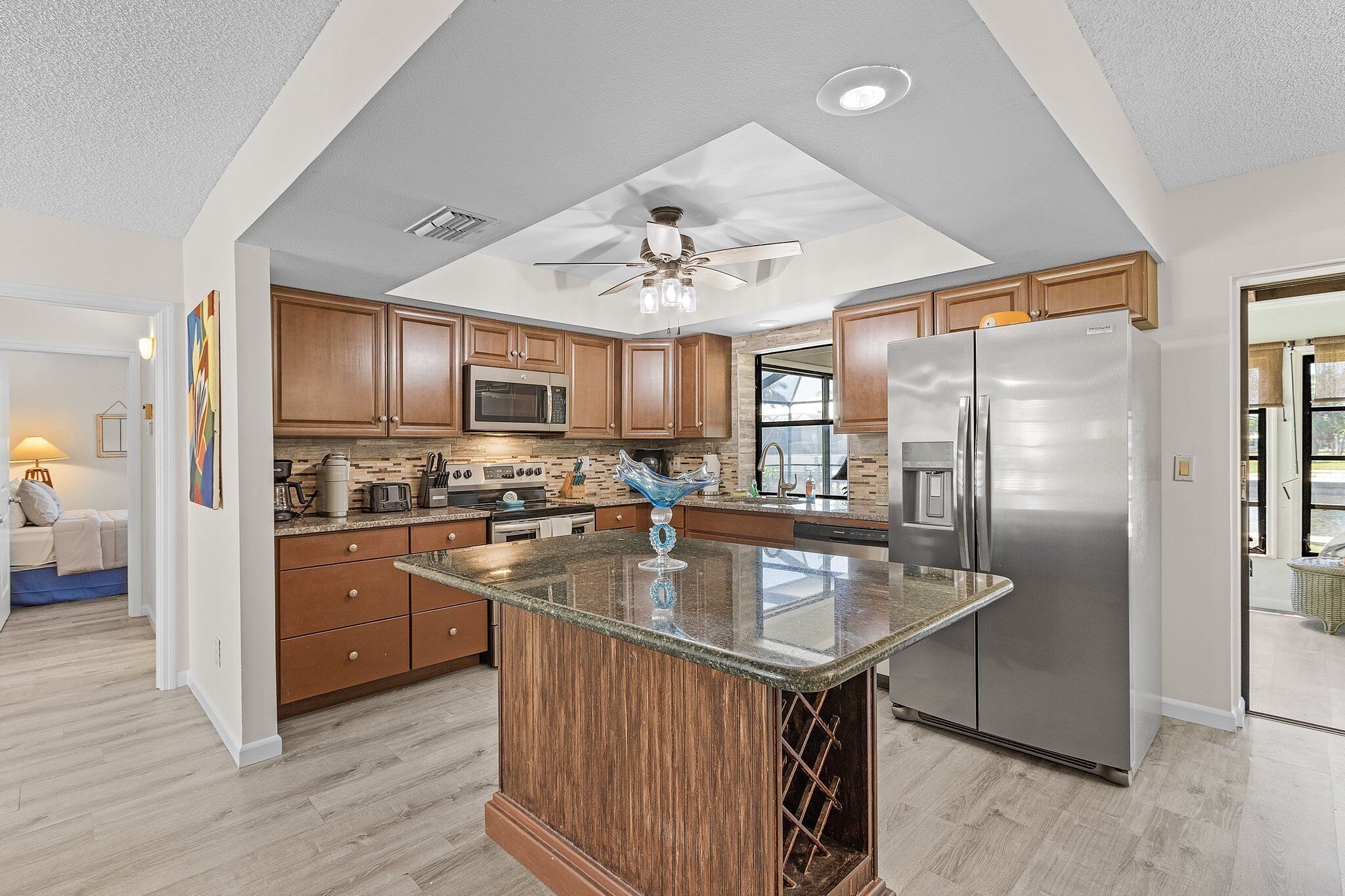 Geladeira, micro-ondas, fogão, cooktop