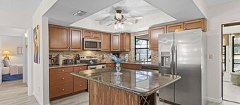 3/2 Heated Pool, Waterfront w/ Boat Lift!