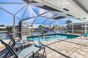 حمّام سباحة مُدفَّأ