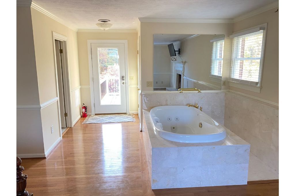 The Franklin Estate - Suite A-Private Apt-King Bed