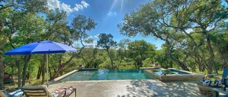 Piscine à débordement