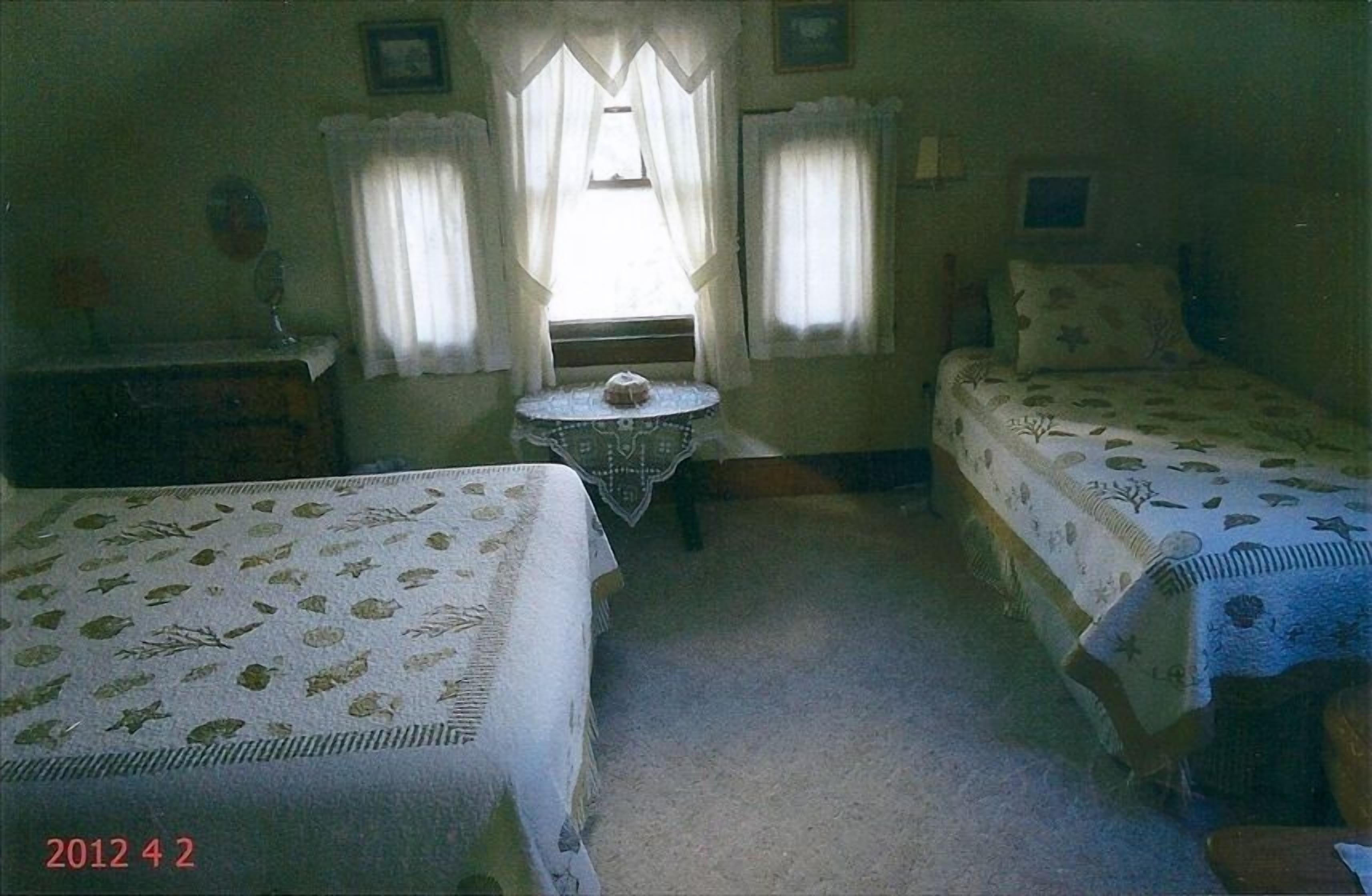 Quiet Getaway Within Walking Distance of the Beach and Mall.