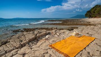 Una spiaggia nelle vicinanze