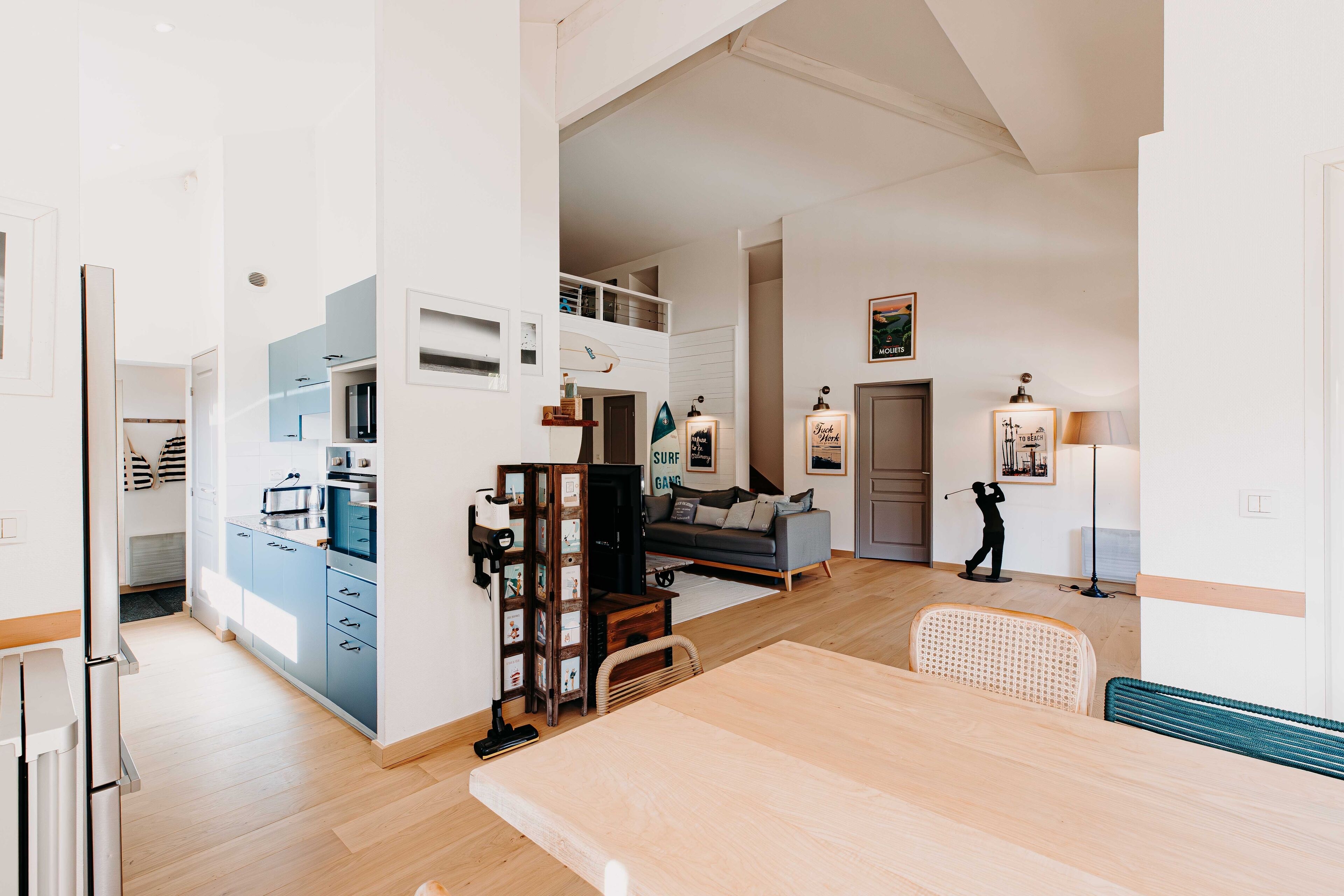 Een modern appartement met keuken, eethoek en woonkamer.