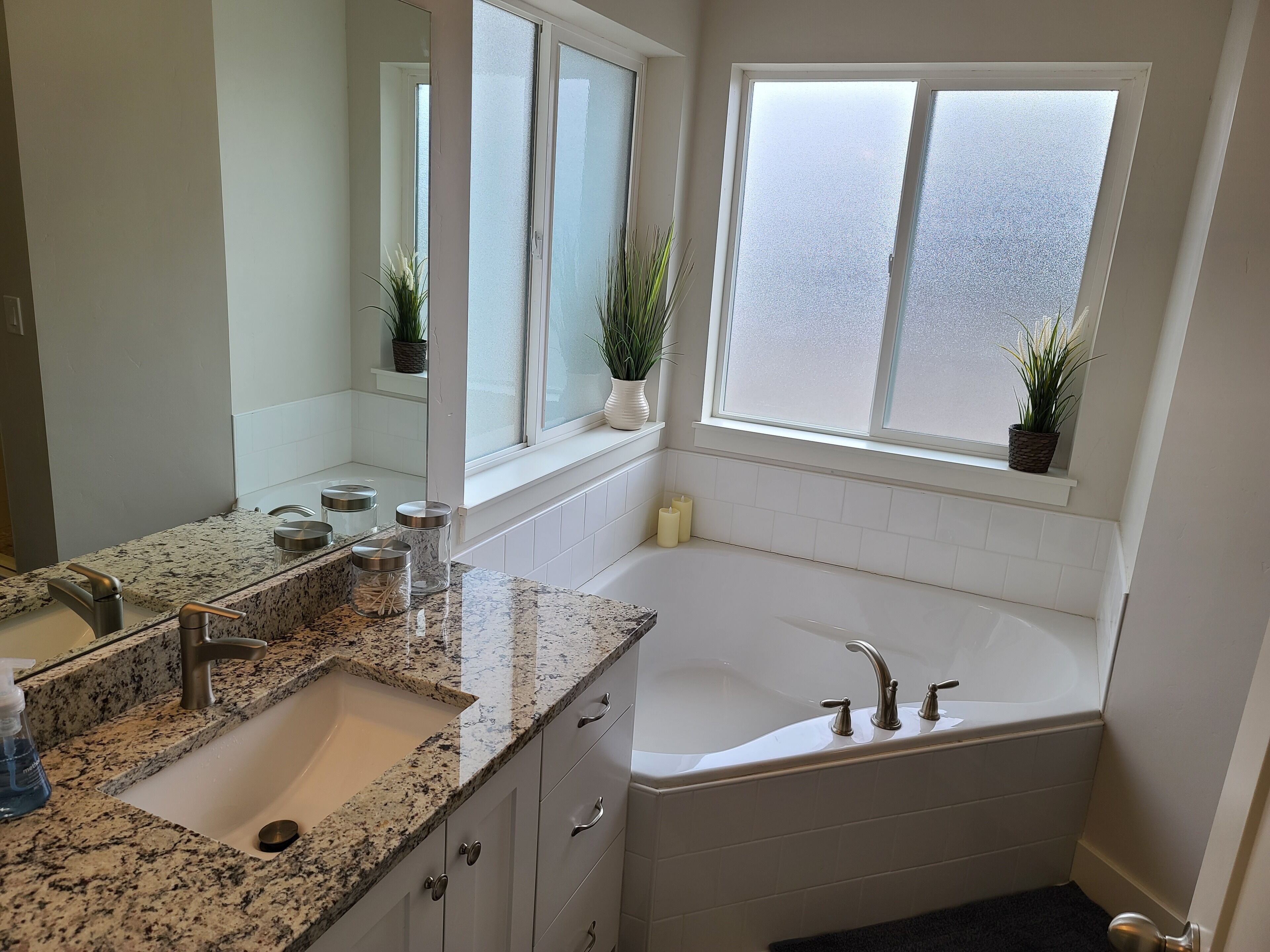 *CLEAN* Private, luxurious, modern family home