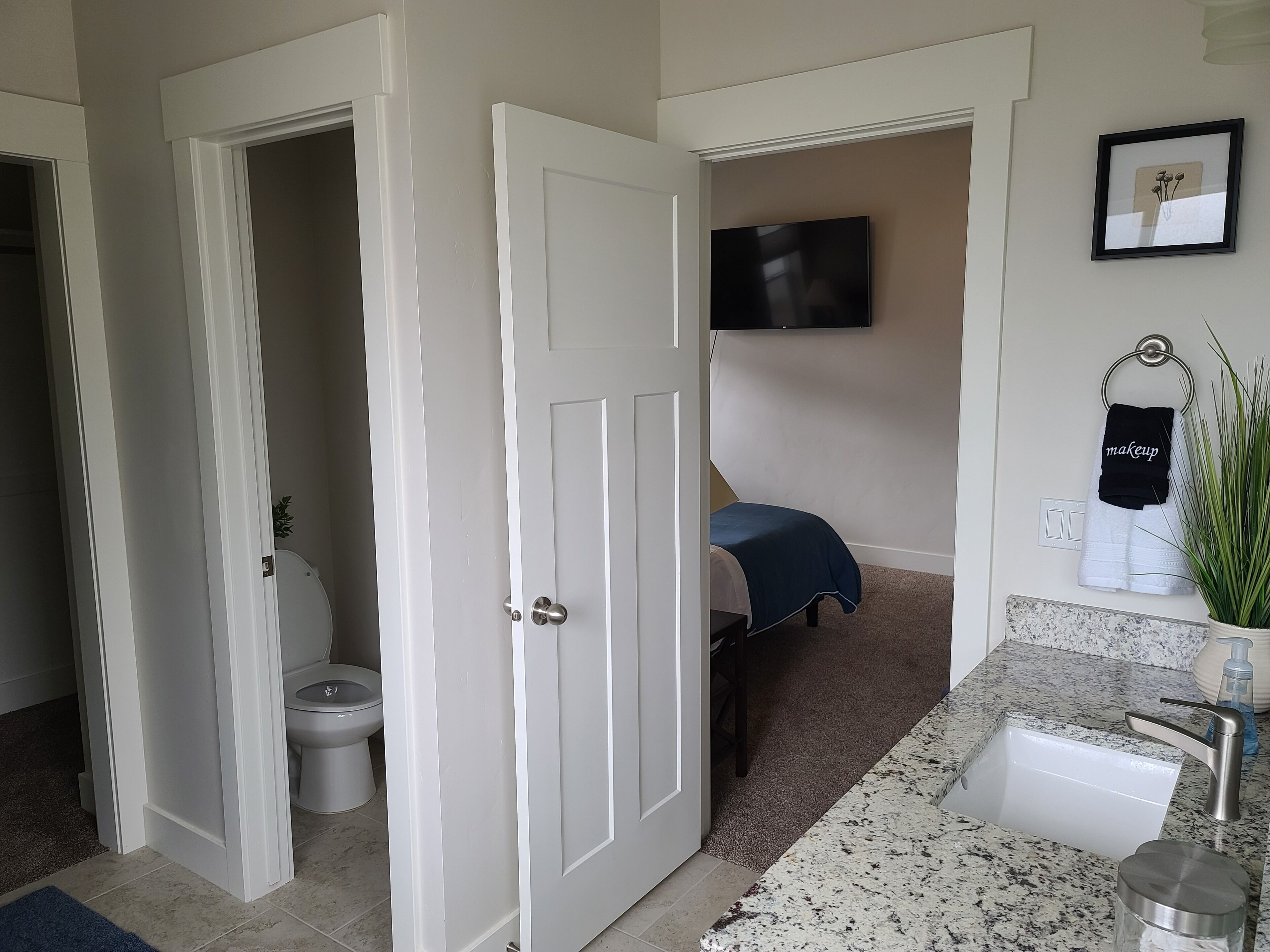 *CLEAN* Private, luxurious, modern family home