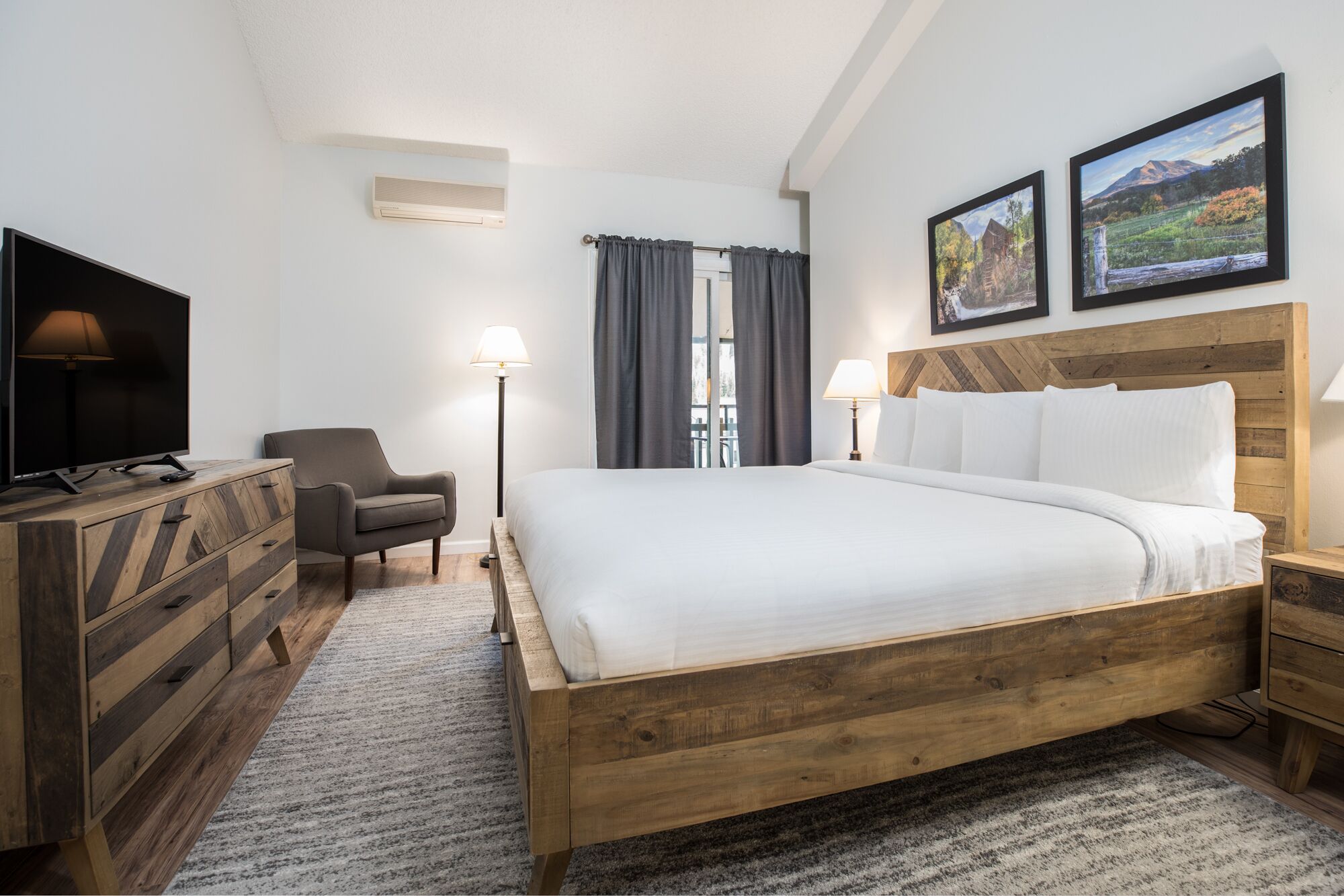 2 Bedroom Condo in Vail! Newly Renovated inside the Evergreen Lodge, Unit 609