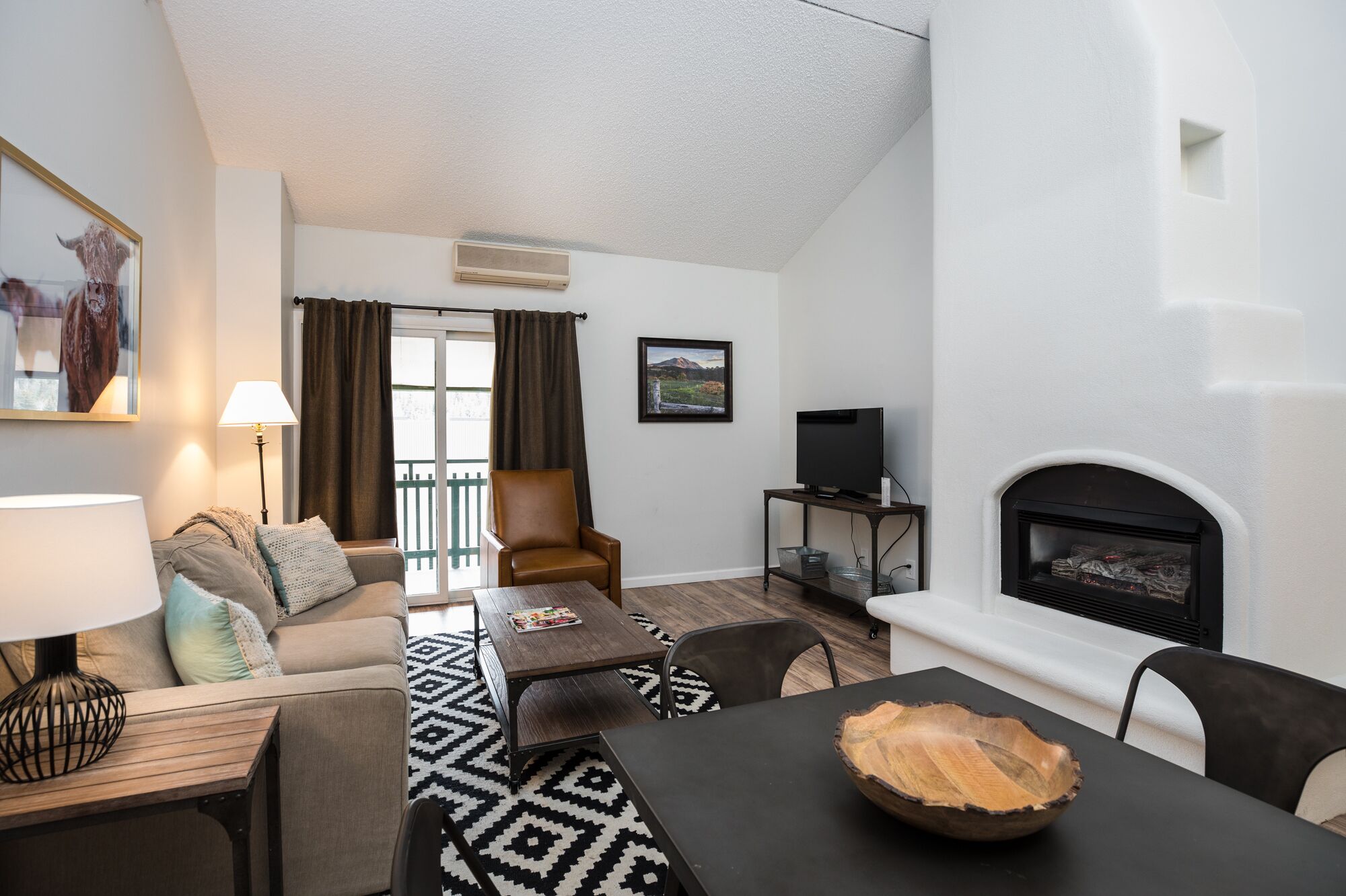 2 Bedroom Condo in Vail! Newly Renovated inside the Evergreen Lodge, Unit 609