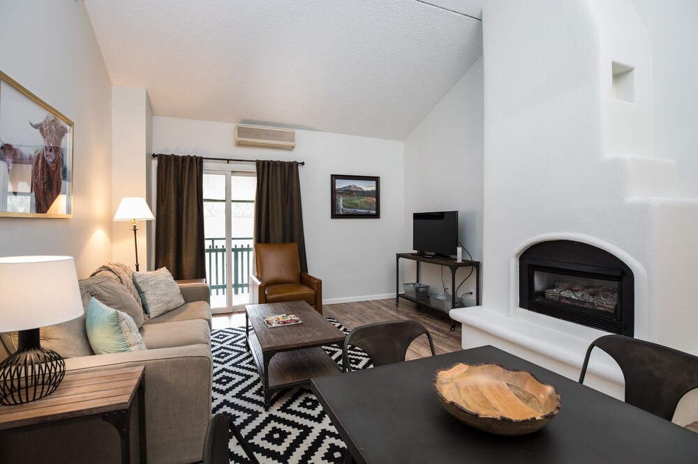 2 Bedroom Condo in Vail! Newly Renovated inside the Evergreen Lodge, Unit 609