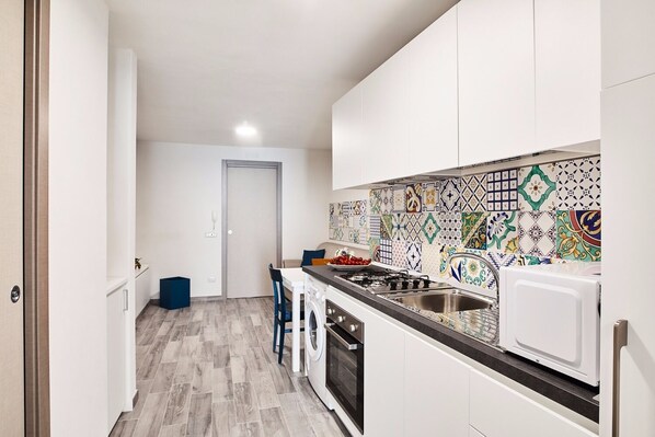 Mikrowelle, Wasserkocher mit Kaffee-/Teezubehör