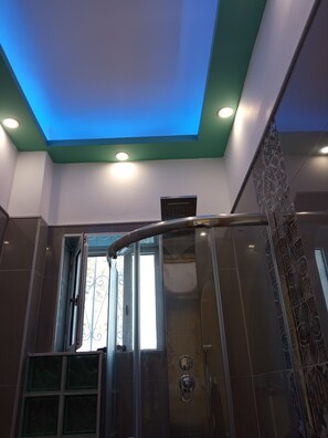 Apartment | Bathroom | Shower, hair dryer, towels