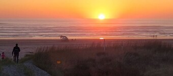 Newer Townhouse A/C DogFriendly BeachPath Xbox Shuffleboard Pacman PingPong EVch