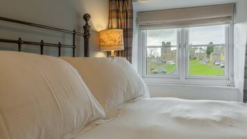 3 chambres, fer et planche à repasser, lit parapluie, accès Internet