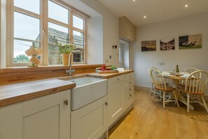Fridge, microwave, dishwasher, high chair - Knight's Rest, Castle Bolton, Yorkshire Dales (Castle Bolton)