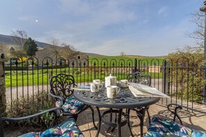 Outdoor dining - 1 Riverside Cottage, Burnsall, Yorkshire Dales (Burnsall)