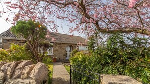 A stone house with a tiled roof, a stone pathway, and a metal fence. - Fox Cottage, Middleham, Yorkshire Dales (Middleham)
