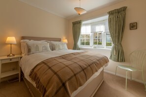 2 bedrooms, iron/ironing board, internet, bed sheets