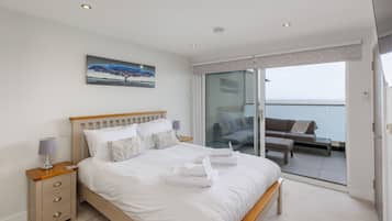 5 bedrooms, iron/ironing board, free WiFi, bed sheets