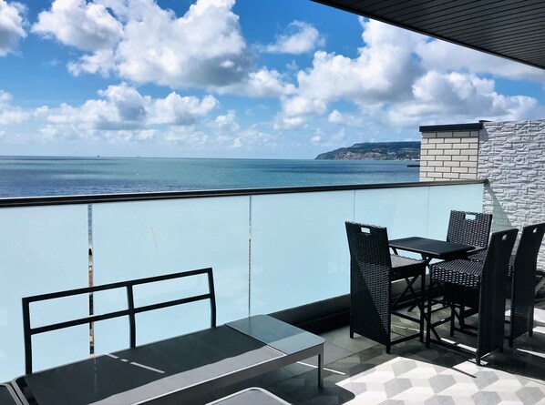 Outdoor dining - Colonels House (Sandown)