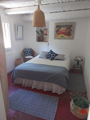 3 bedrooms, desk, iron/ironing board, free WiFi