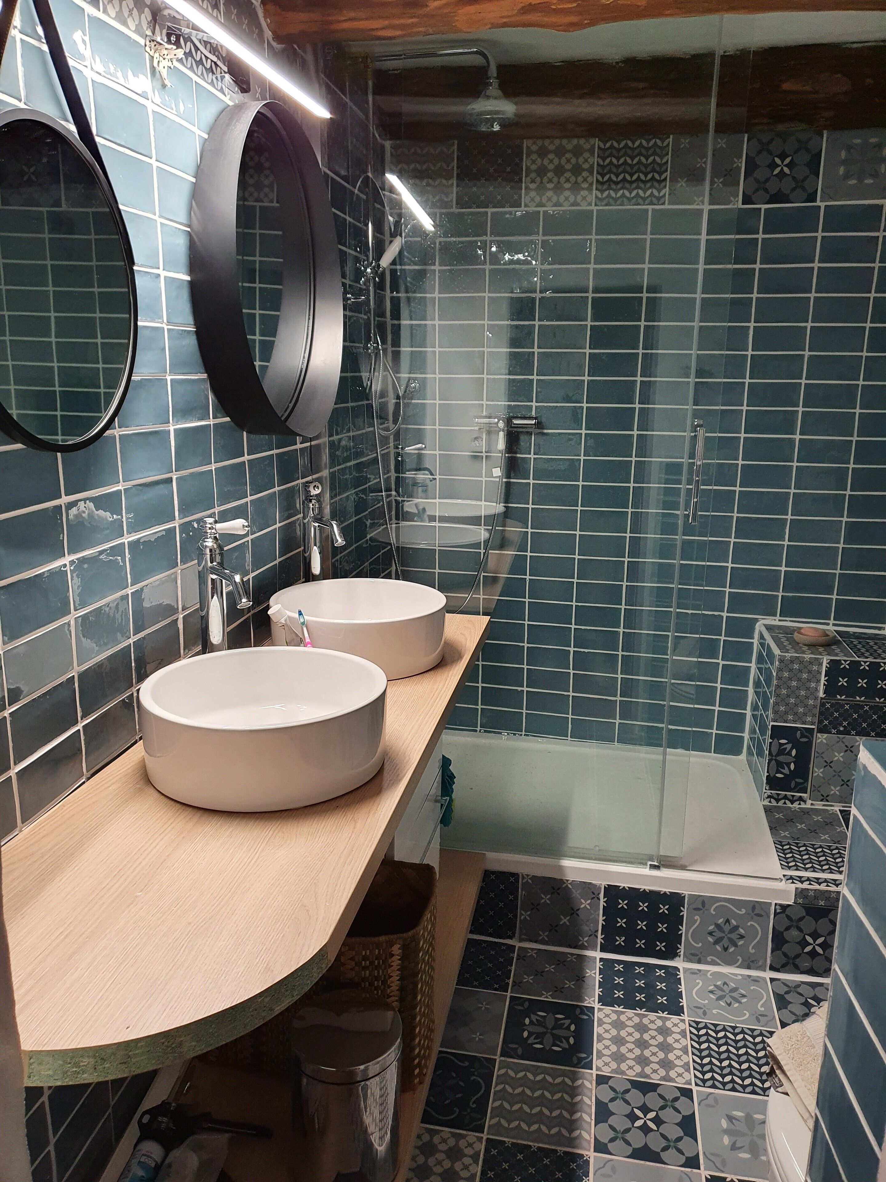 Douche, sèche-cheveux, serviettes fournies
