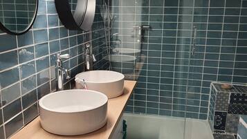 Douche, sĂšche-cheveux, serviettes fournies