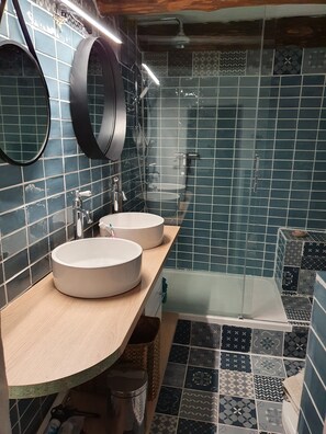 Shower, hair dryer, towels