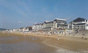 Une plage avec des bâtiments en arrière-plan.