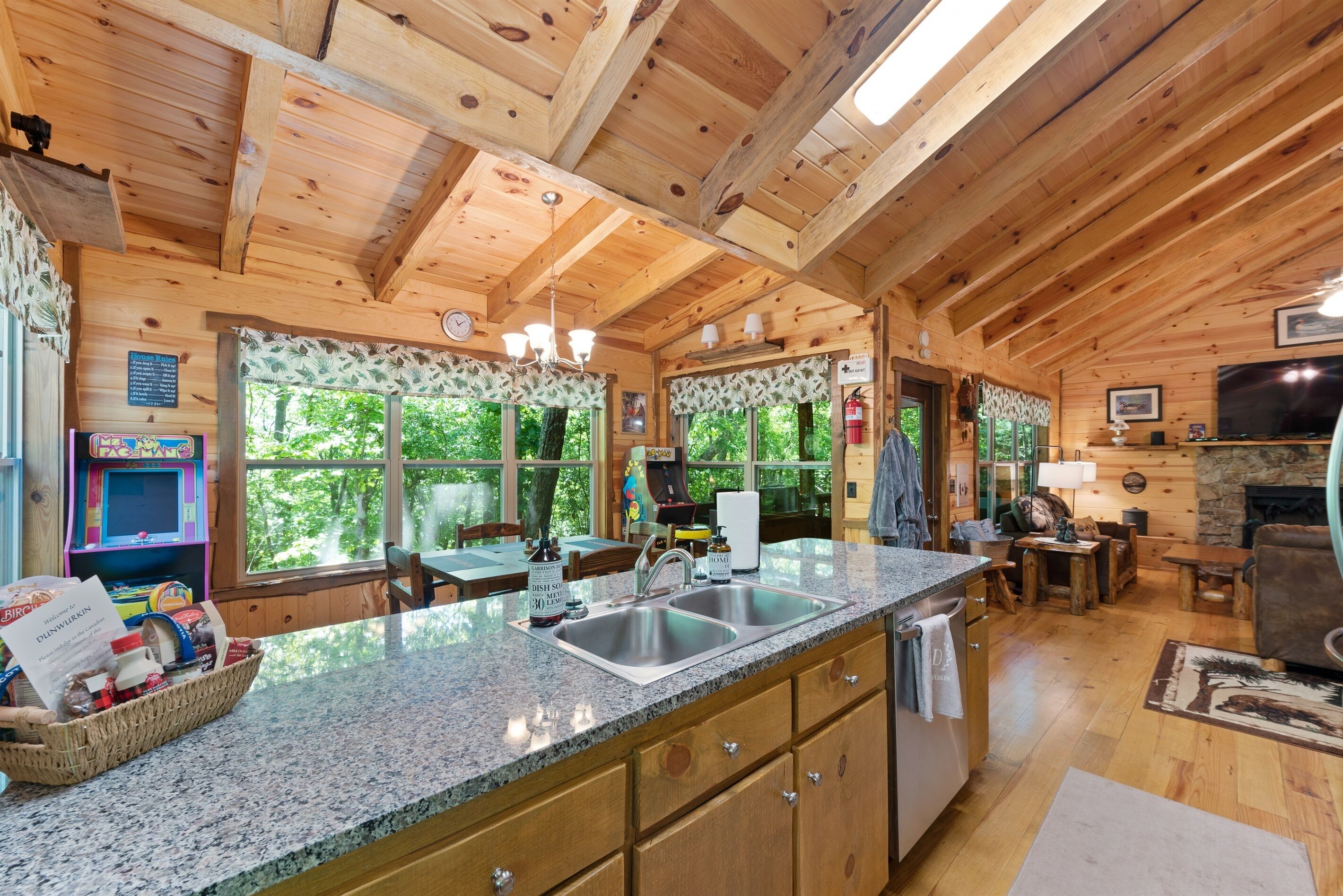 Dunwurkin'-hot tub, fire pit, barrel sauna