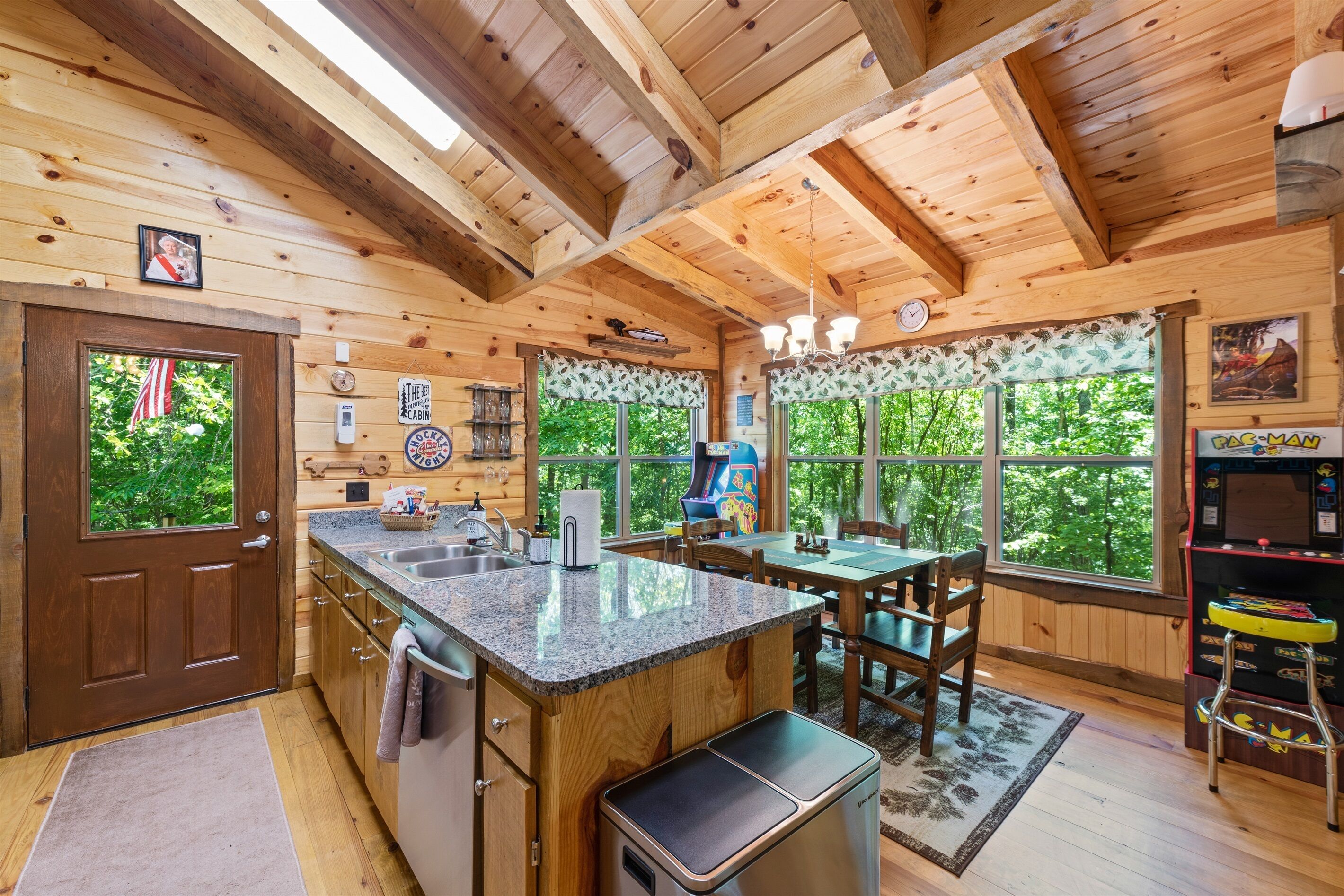 Dunwurkin'-hot tub, fire pit, barrel sauna