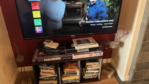Ein Fernseher zeigt einen Film mit dem Titel "SNIPER ASSASSIN'S END" mit einer Netflix-Oberfläche.