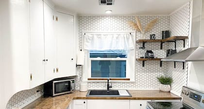 Modern House, Walk To Historic Downtown!