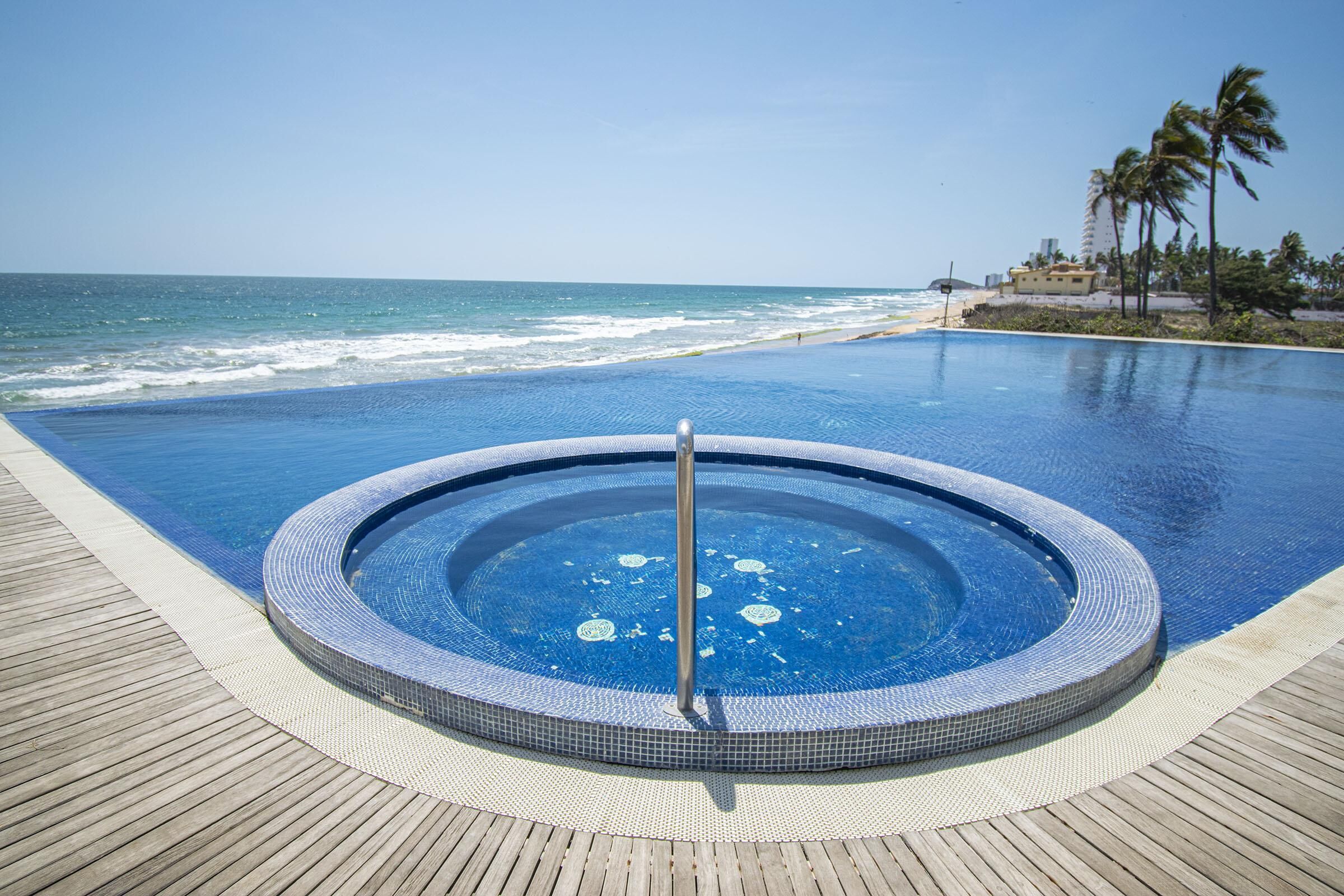 An infinity pool, a heated pool, pool loungers