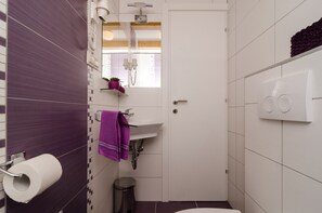 Haartrockner, Handtücher, Seife, Toilettenpapier