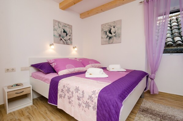 Iron/ironing board, WiFi, bed sheets