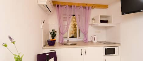 Frigorifero, microonde, piano cottura, tostapane