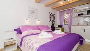 Ein Schlafzimmer mit einem Bett, einem Nachttisch und einem kleinen Schrank.