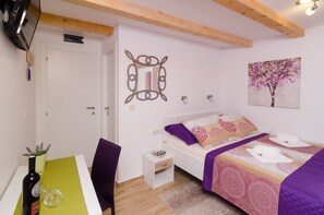 Tabla de planchar con plancha, internet y ropa de cama 