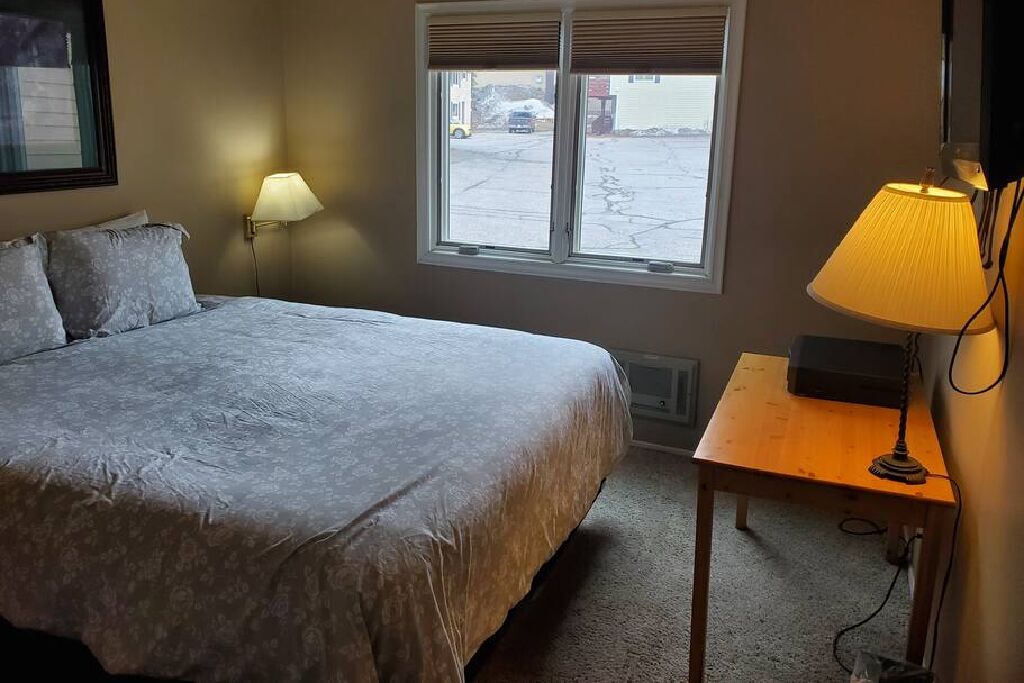 Located at Lakeview Villas complex, just minutes walking to The Village center, and down the road from Canyon Lodge.