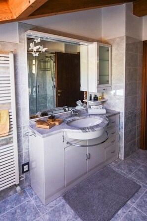 Een bad, een bubbelbad, een haardroger, een bidet