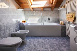 Badewanne, Whirlpool, Haartrockner, Bidet