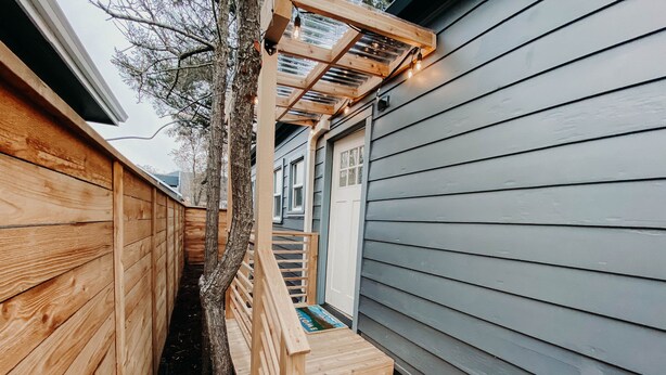 A wooden deck with a wooden fence and a tree. - Modern Studio in the Heart of Grants Pass (Grants Pass)