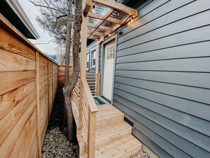 A wooden deck with a wooden fence and a tree. - Modern Studio in the Heart of Grants Pass (Grants Pass)