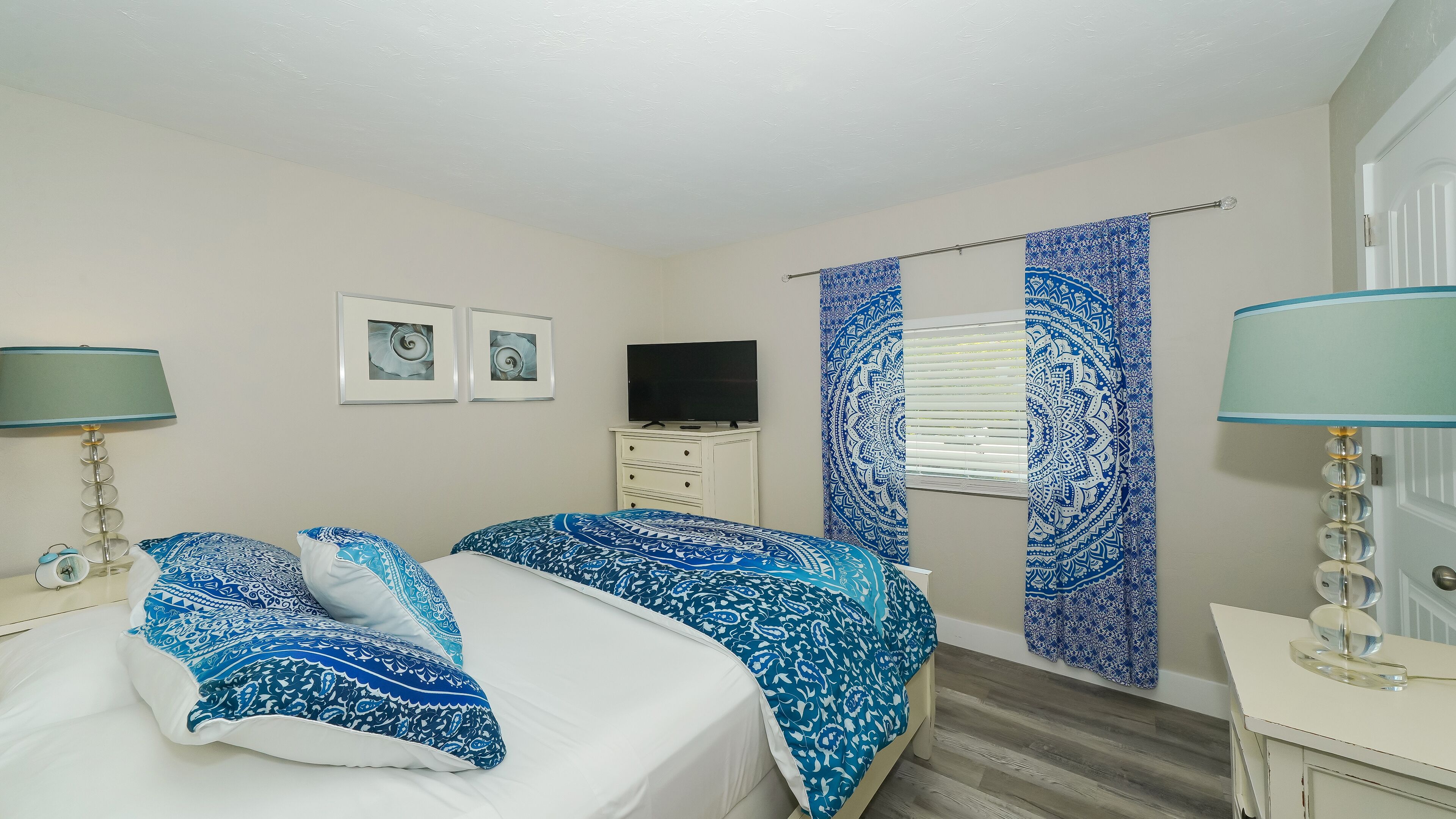 2 habitaciones, tabla de planchar con plancha y cuna de viaje 