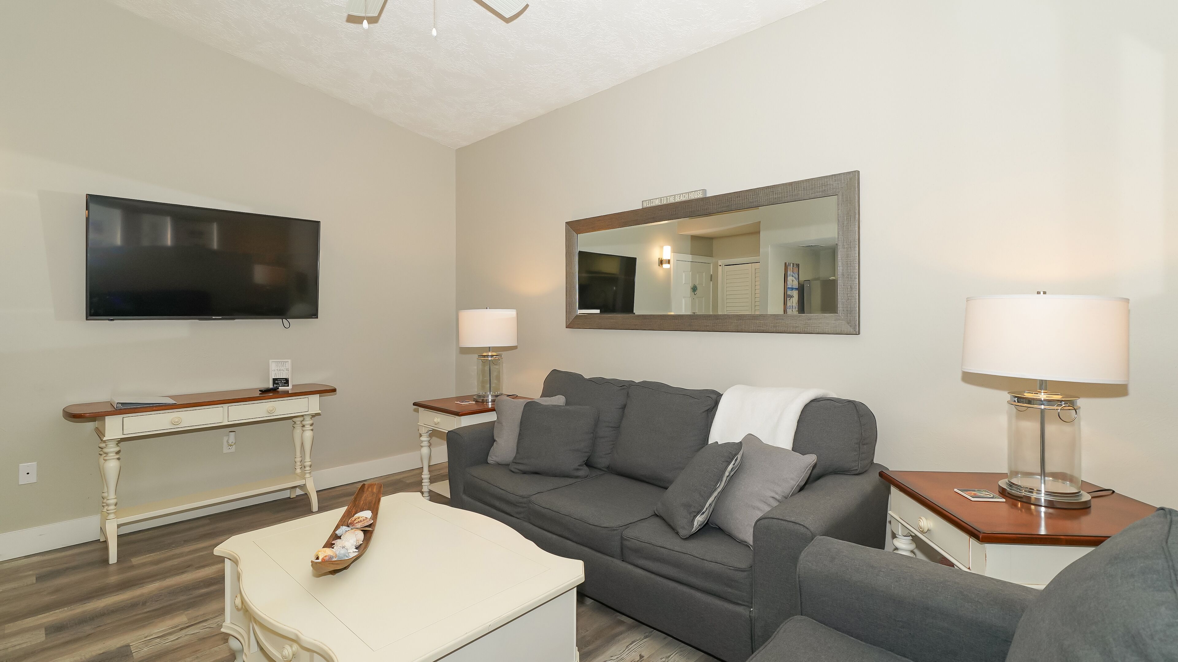 Siesta Key Village-Suite #3: A Block to the Beach!