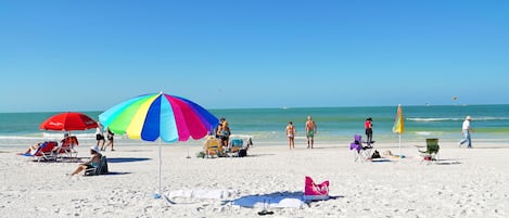 Vlak bij het strand, ligstoelen aan het strand, strandlakens