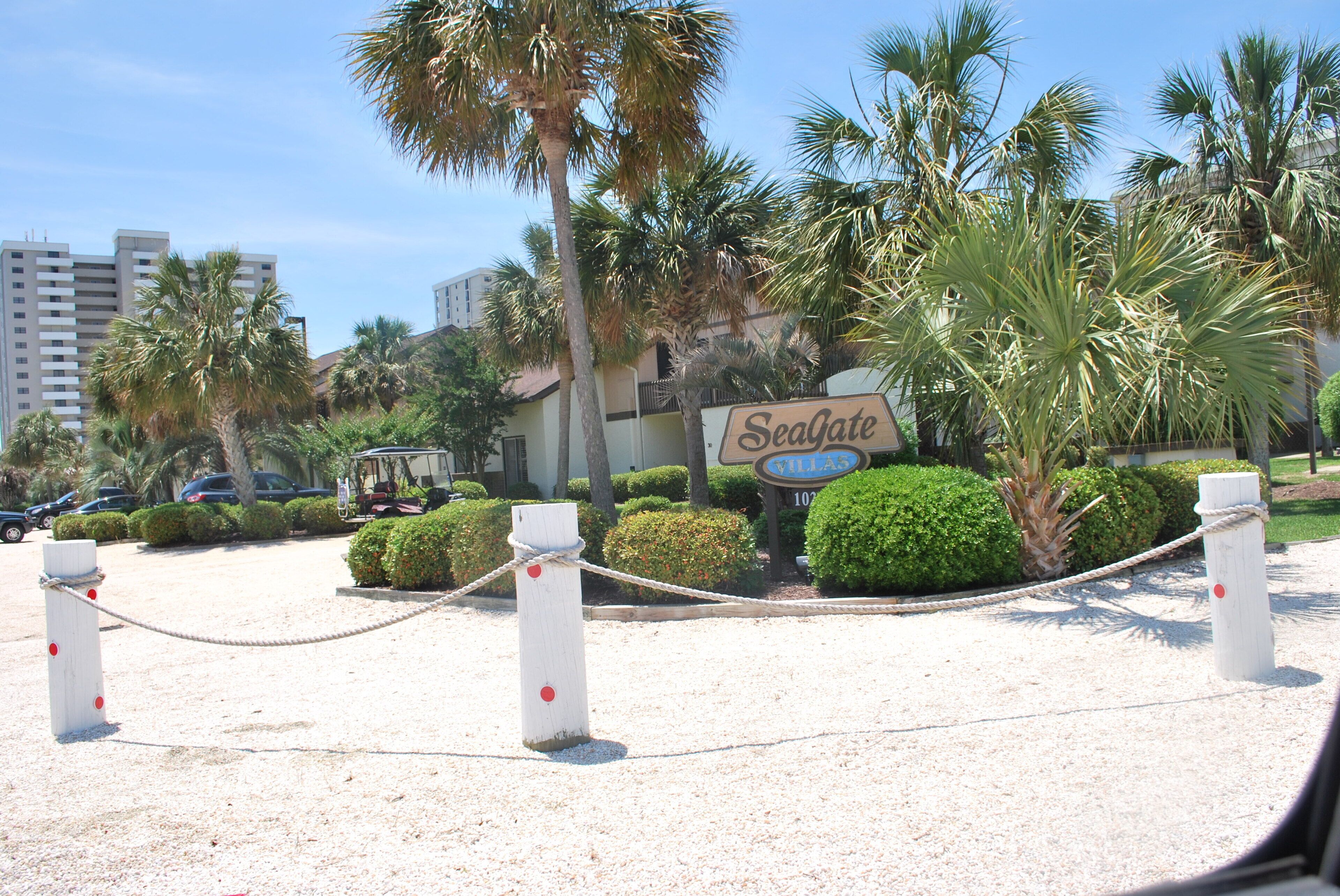 Fabulous Location, Quiet End Unit, Walk To The Beach,Apache Pier & Fishing Lake 