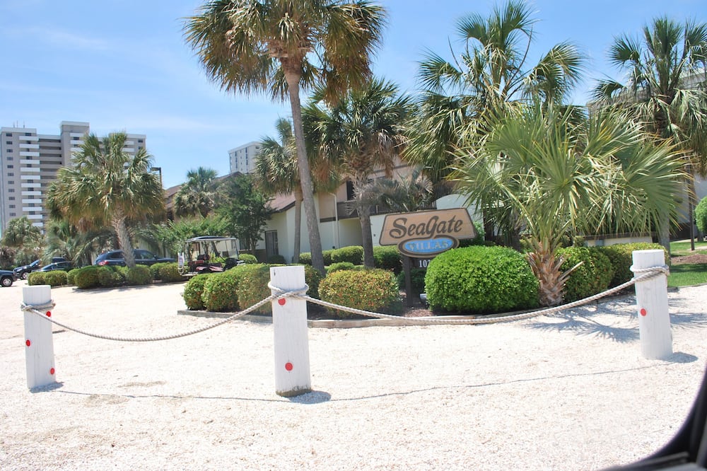 Fabulous Location, Quiet End Unit, Walk To The Beach,Apache Pier & Fishing Lake