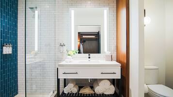 Regadera tipo lluvia y amenidades de baño de diseñador