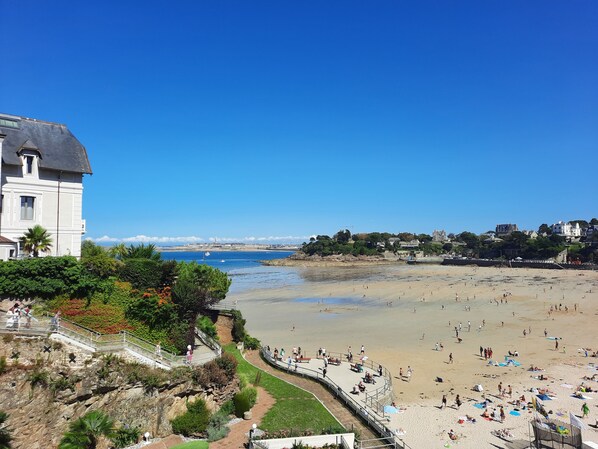 Accommodatie ligt op het strand, strandlakens